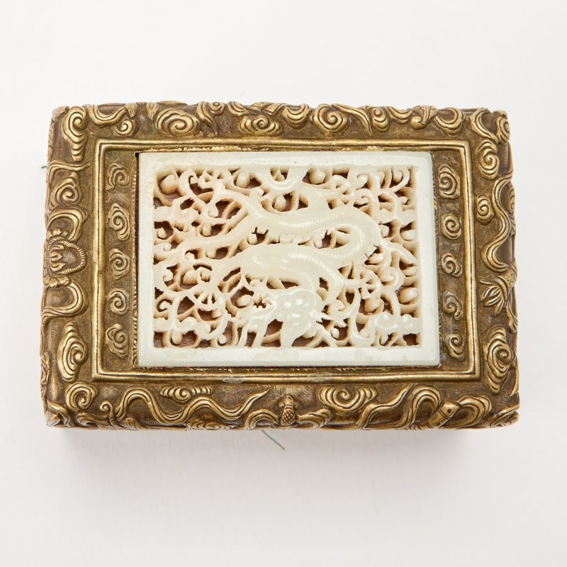 A Gilt Copper Box with Inset Carved Jade Dragon Plaque - 图4