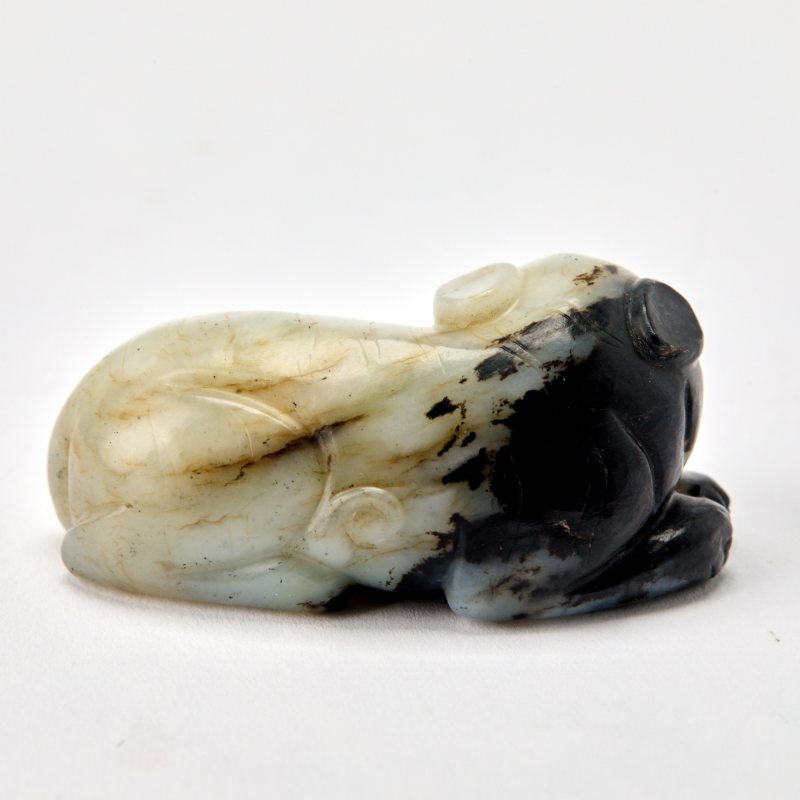 A Chinese Celadon and Black Jade Figure of a Beast - 图4