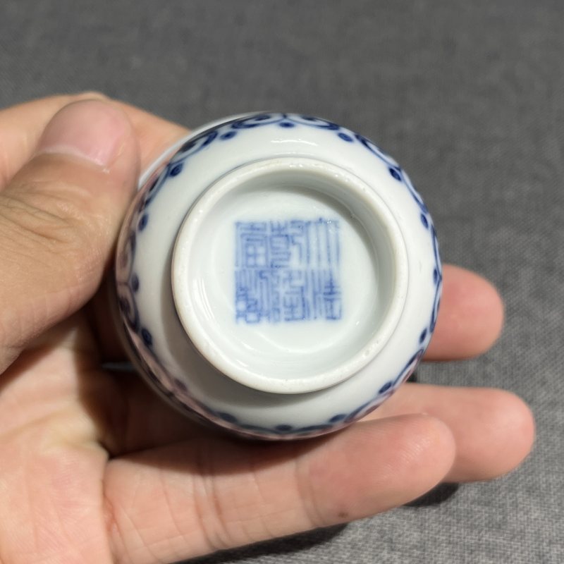 清乾隆青花八宝纹铃铛杯 - 图7