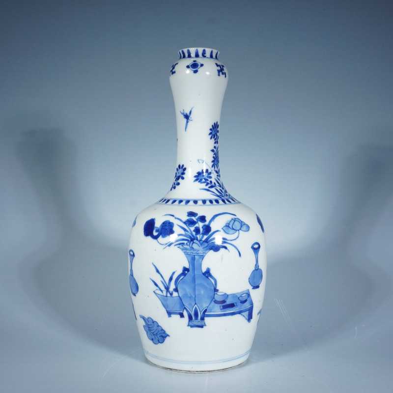 清康熙青花博古蒜头瓶