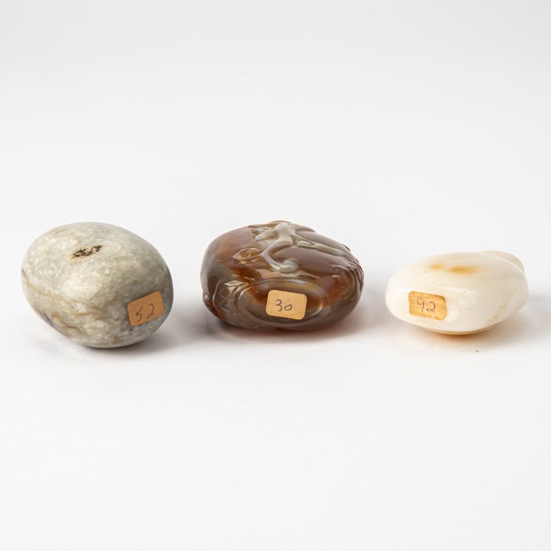 Three Chinese Carved Hardstone Snuff Bottles - 图3