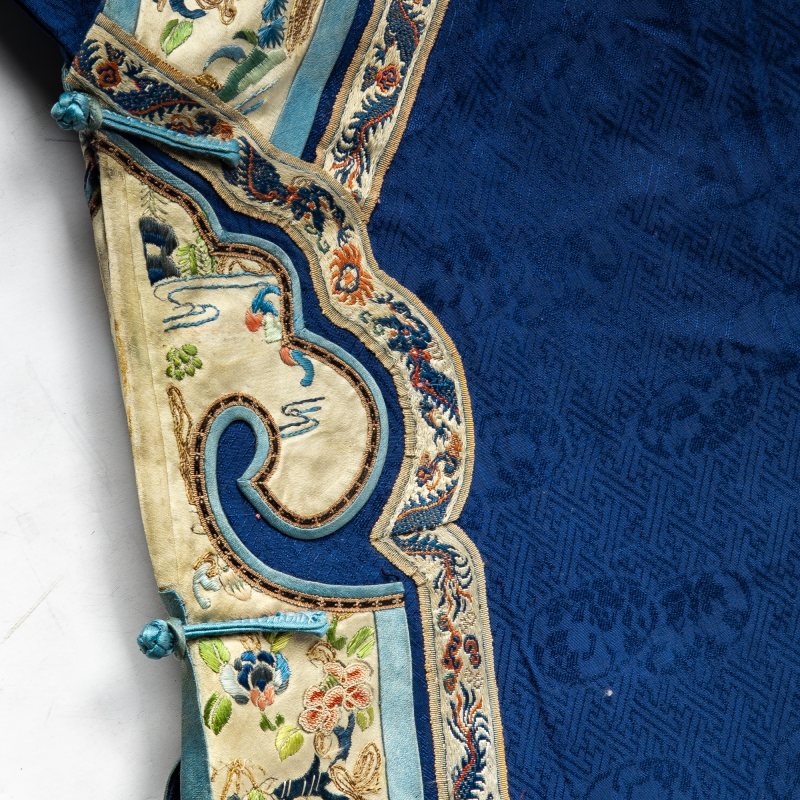 A Chinese Blue Ground Silk Lady's Robe - 图7