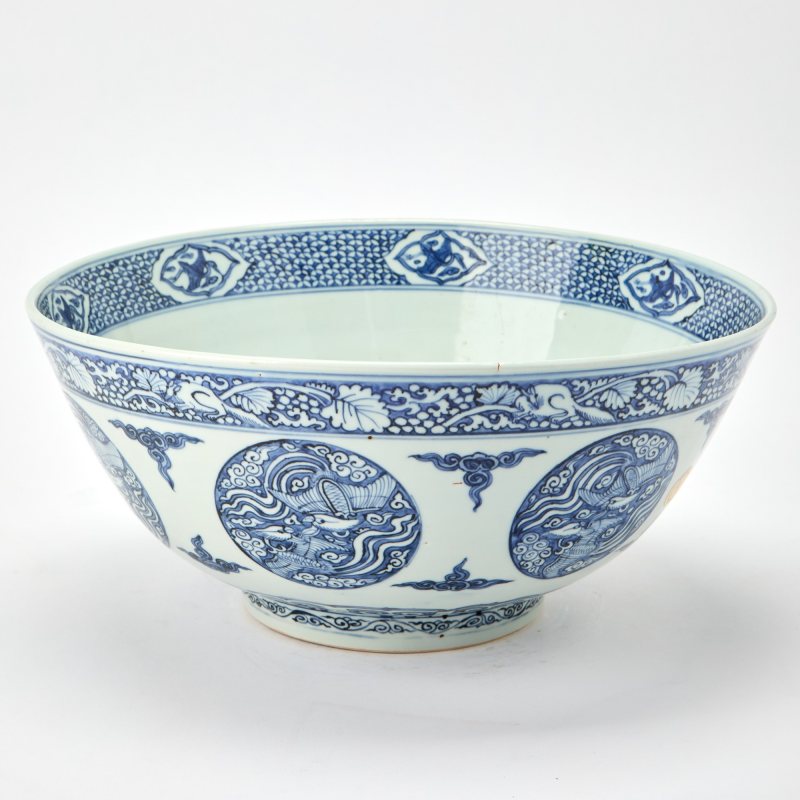 A Large Chinese Blue and White Porcelain Bowl - 图2