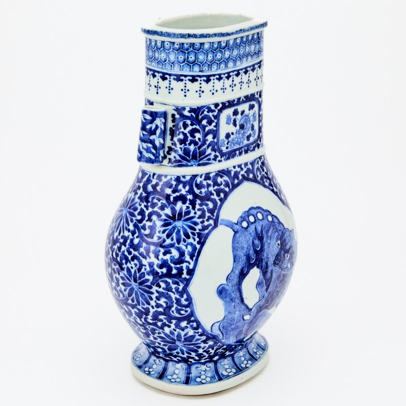 A Chinese Blue and White Porcelain Vase - 图3