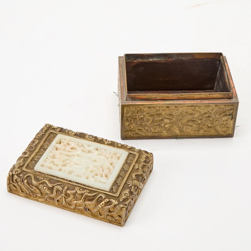 A Gilt Copper Box with Inset Carved Jade Dragon Plaque - 图5