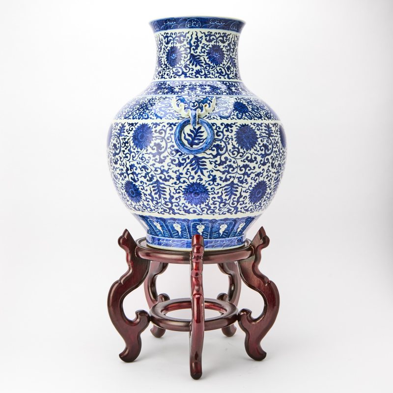 A Chinese Blue and White Porcelain Twin-Handled Vase - 图2