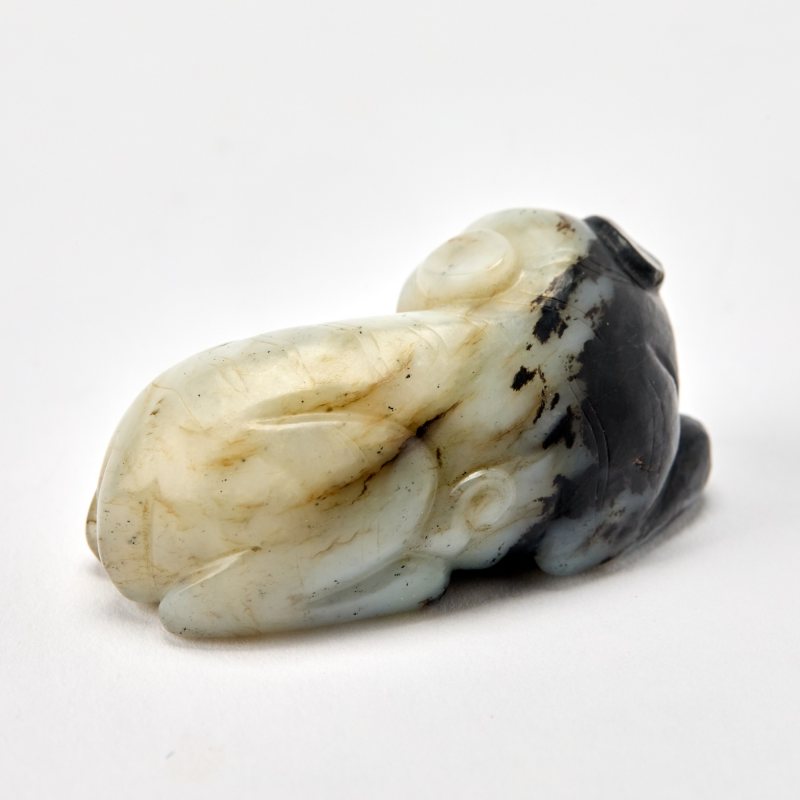 A Chinese Celadon and Black Jade Figure of a Beast - 图5