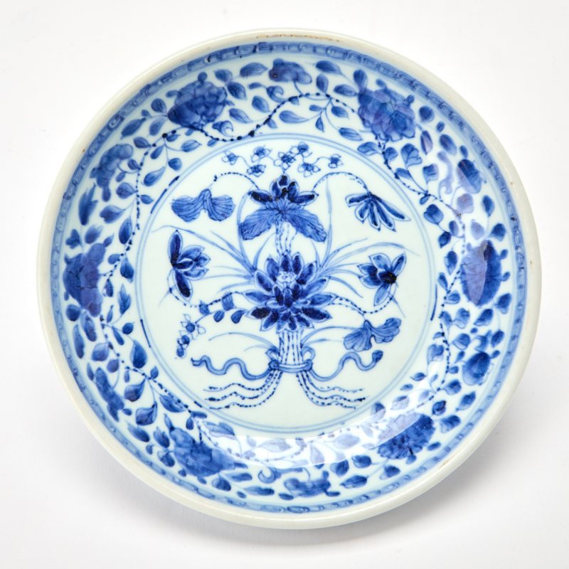 A Chinese Blue and White Porcelain ‘Lotus’ Dish - 图2