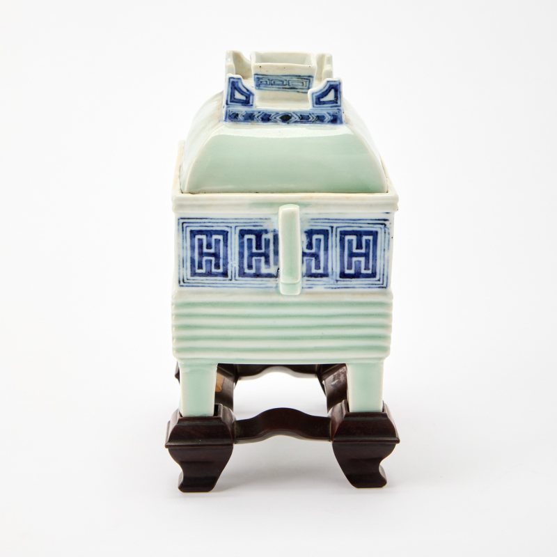 A Chinese Celadon Glazed Blue and White Porcelain Censer and Cover - 图3