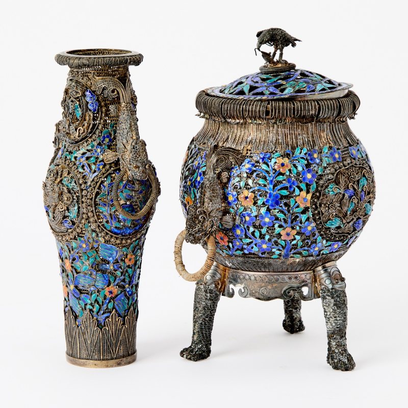 A Chinese Silver Filigree and Enamel Three-Piece Garniture - 图2
