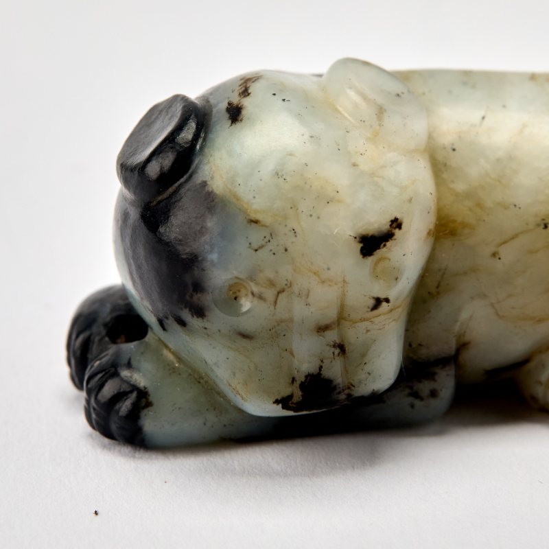 A Chinese Celadon and Black Jade Figure of a Beast - 图6