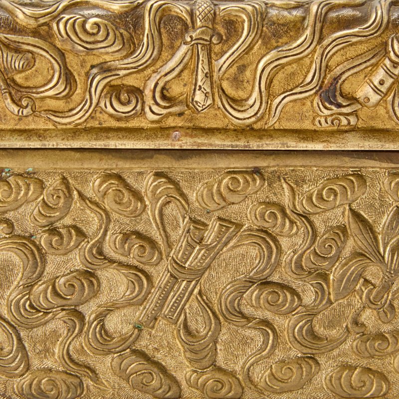 A Gilt Copper Box with Inset Carved Jade Dragon Plaque - 图6