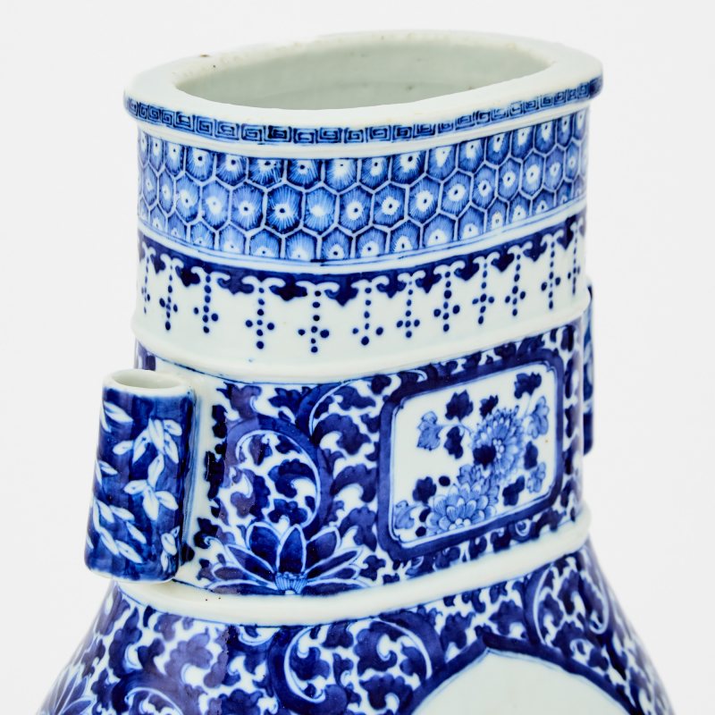 A Chinese Blue and White Porcelain Vase - 图4