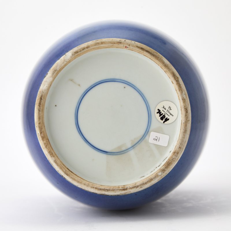 A Chinese Powder Blue Glazed Porcelain Rouleau Vase - 图3