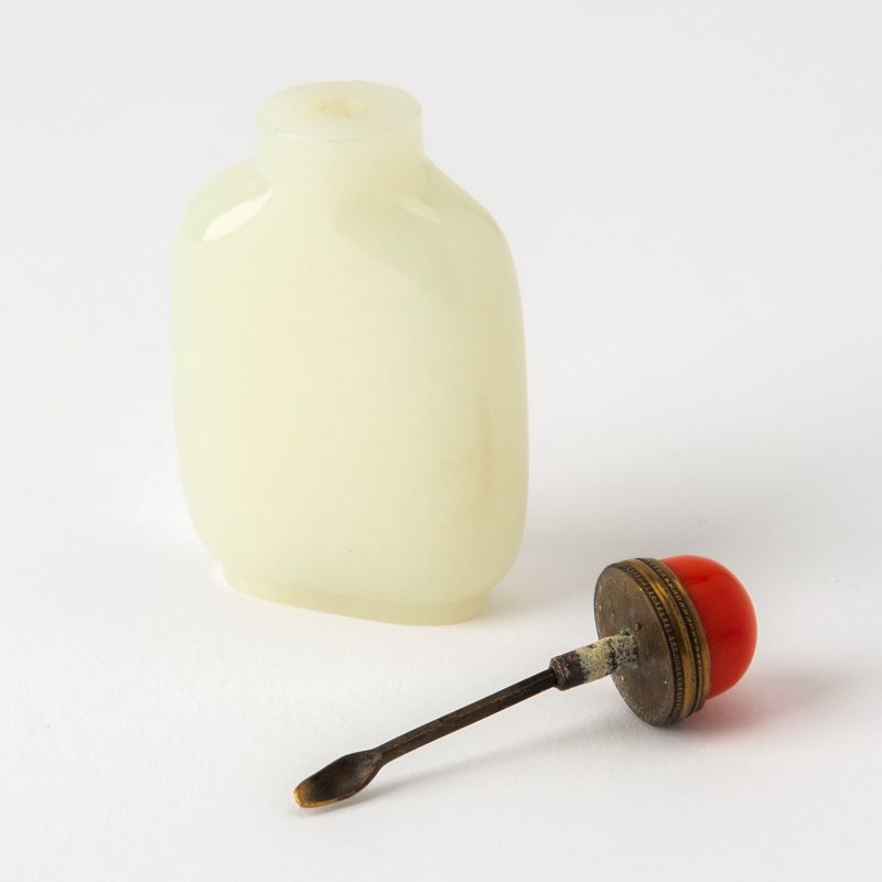 A Chinese White Jade Snuff Bottle - 图5