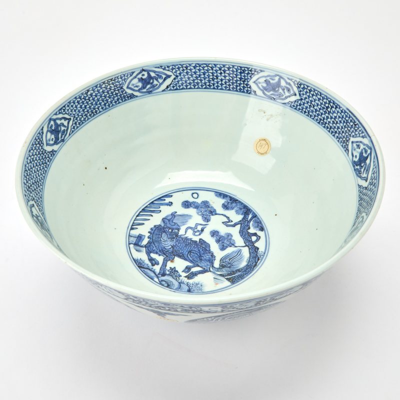 A Large Chinese Blue and White Porcelain Bowl - 图3
