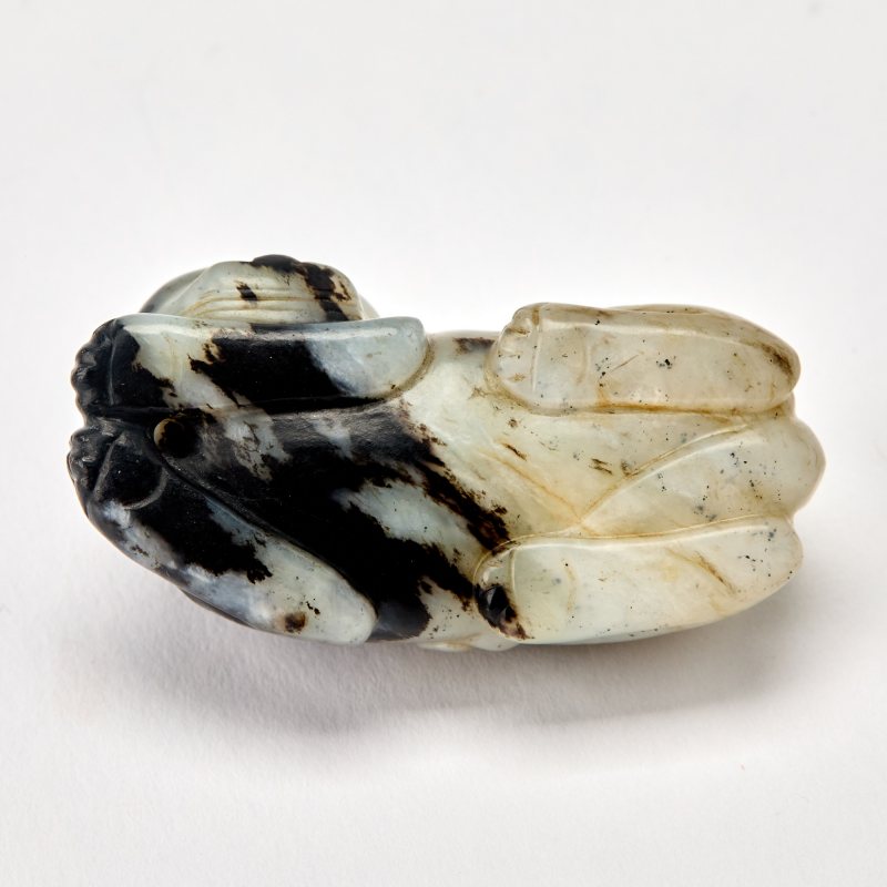 A Chinese Celadon and Black Jade Figure of a Beast - 图7
