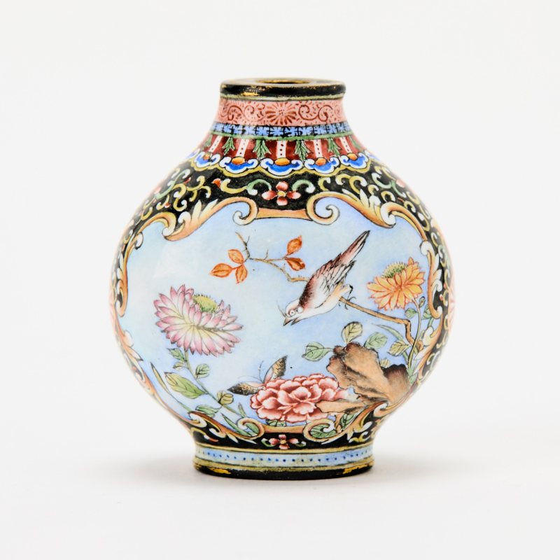 A Chinese Falangcai Decorated Enamel Snuff Bottle