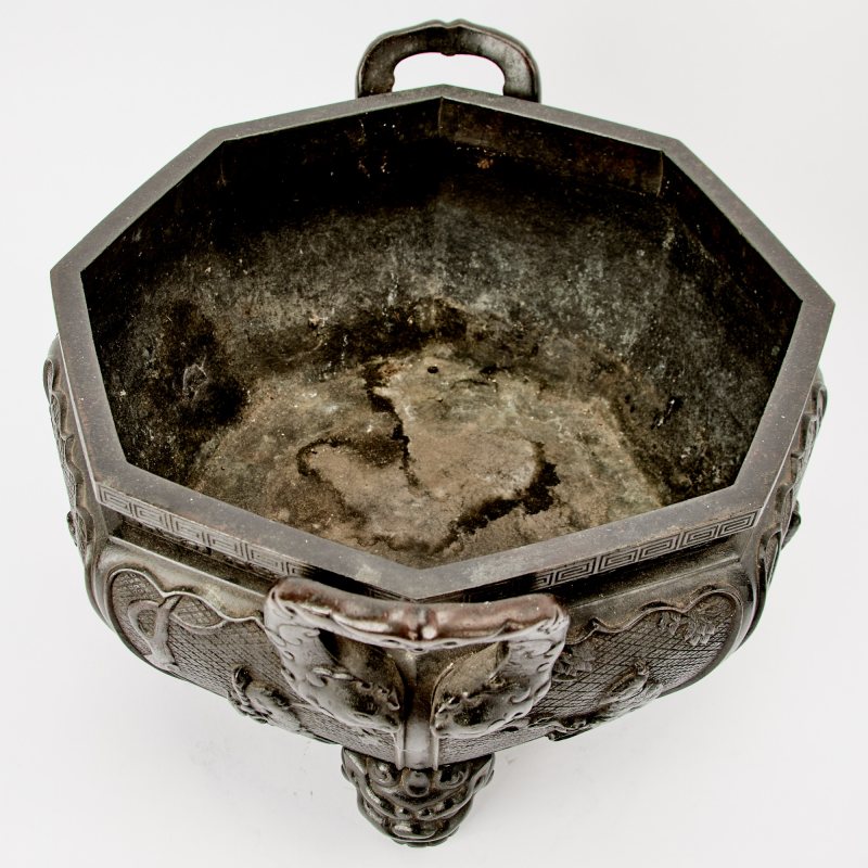 A Chinese Cast Bronze Octagonal Jardiniere - 图4