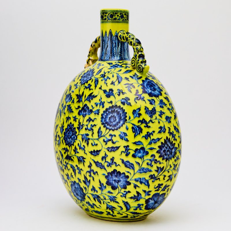 An Exceptionally Rare Chinese Yellow Ground and Underglaze Blue Porcelain Moon Flask, Baoyueping - 图2