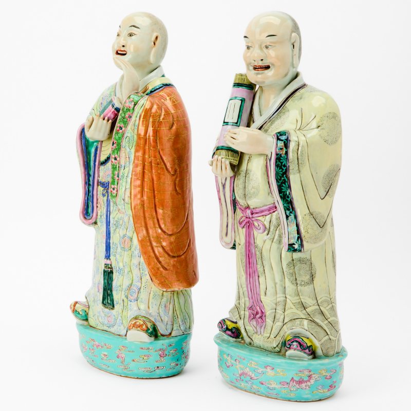 A Pair of Large Chinese Famille Rose Porcelain Figures of Luohan - 图2