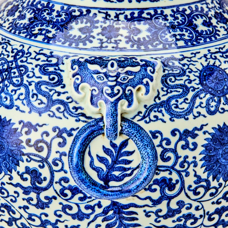 A Chinese Blue and White Porcelain Twin-Handled Vase - 图4