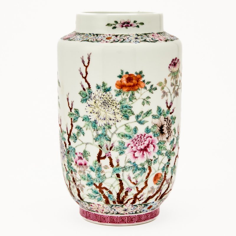 A Pair of Chinese Enameled Porcelain Jars - 图2