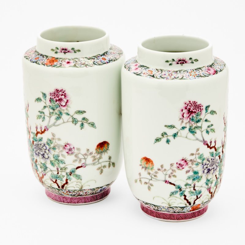 A Pair of Chinese Enameled Porcelain Jars - 图3