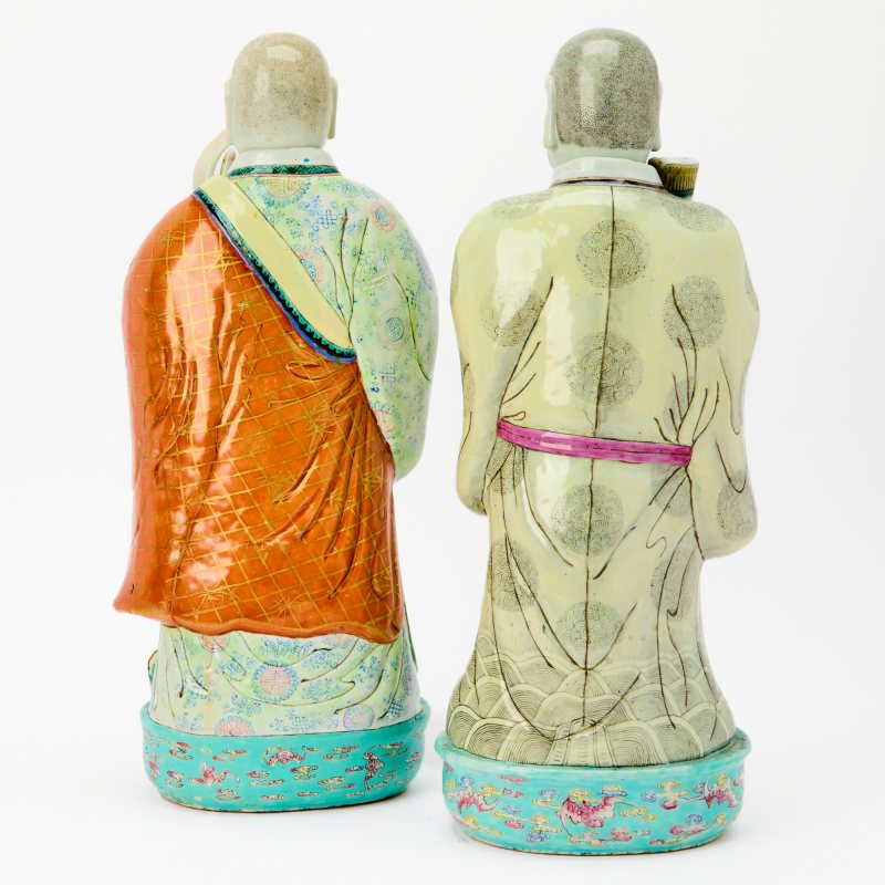 A Pair of Large Chinese Famille Rose Porcelain Figures of Luohan - 图3