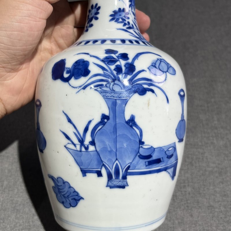 清康熙青花博古蒜头瓶 - 图5
