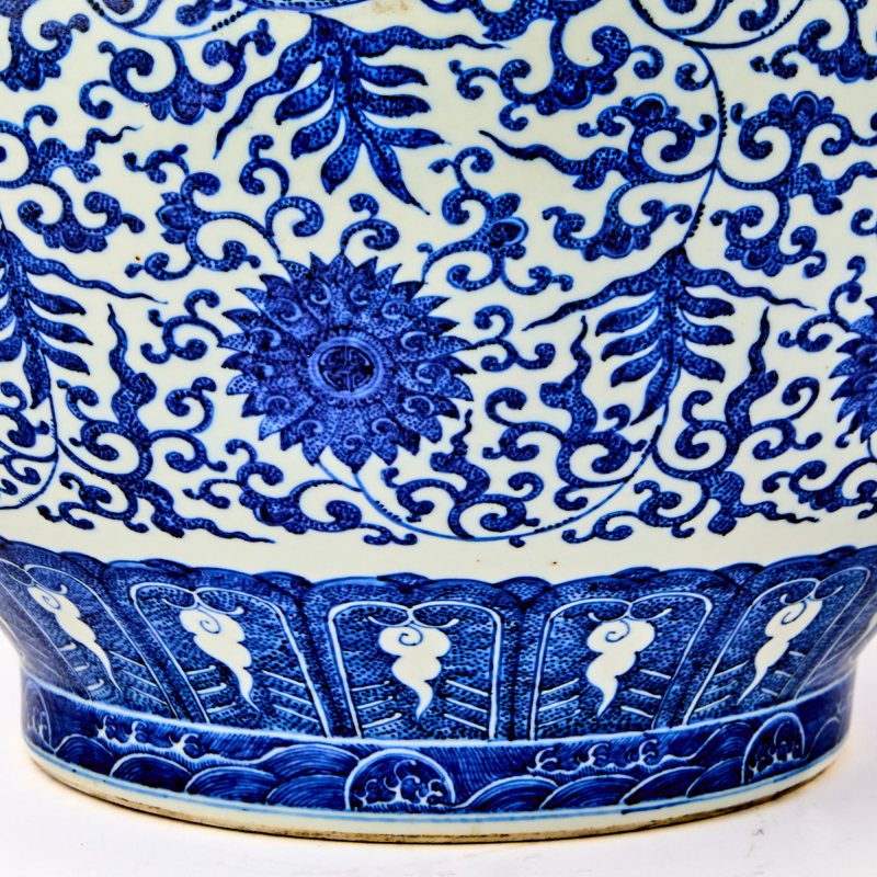 A Chinese Blue and White Porcelain Twin-Handled Vase - 图5