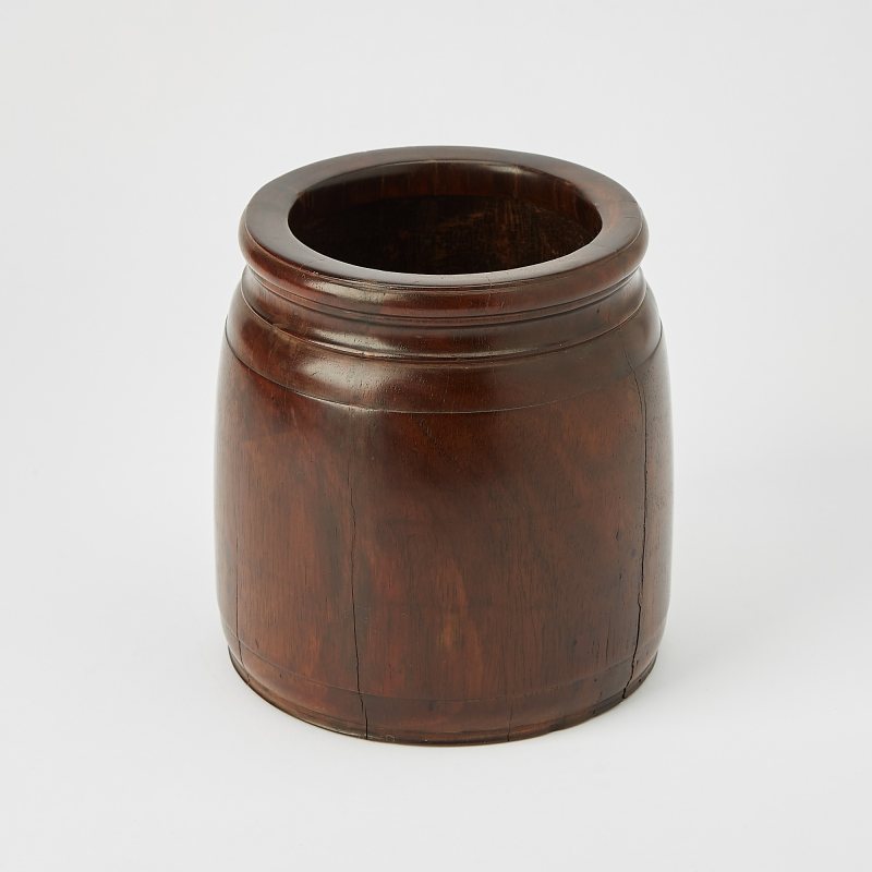 A Chinese Carved Hualimu Wood Brush Pot - 图3