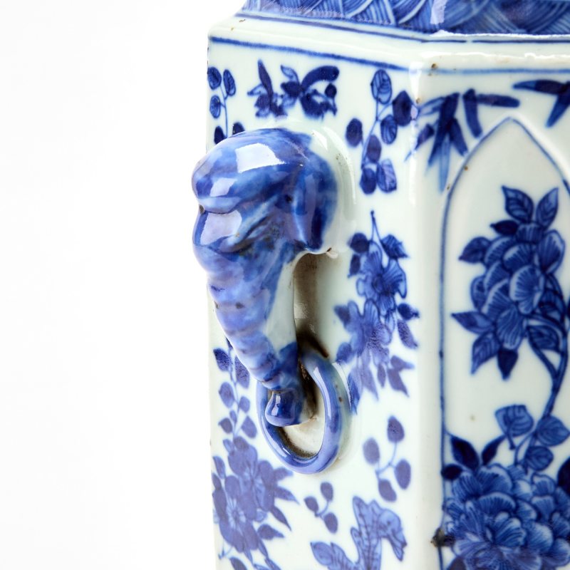A Chinese Faceted Blue and White Porcelain Vase - 图6