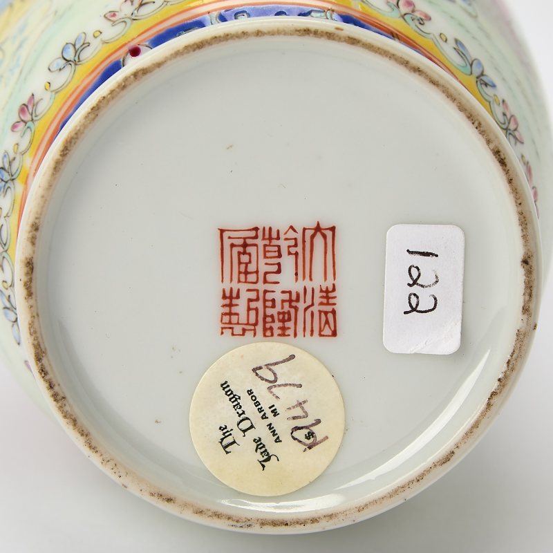 A Chinese Famille Rose Porcelain Vase - 图6