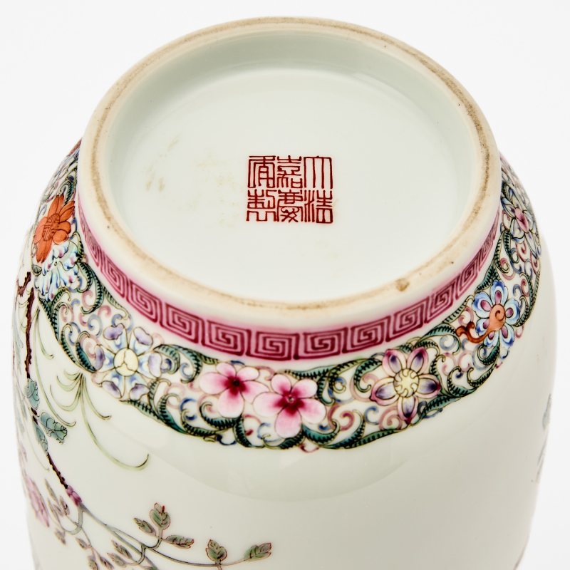 A Pair of Chinese Enameled Porcelain Jars - 图5