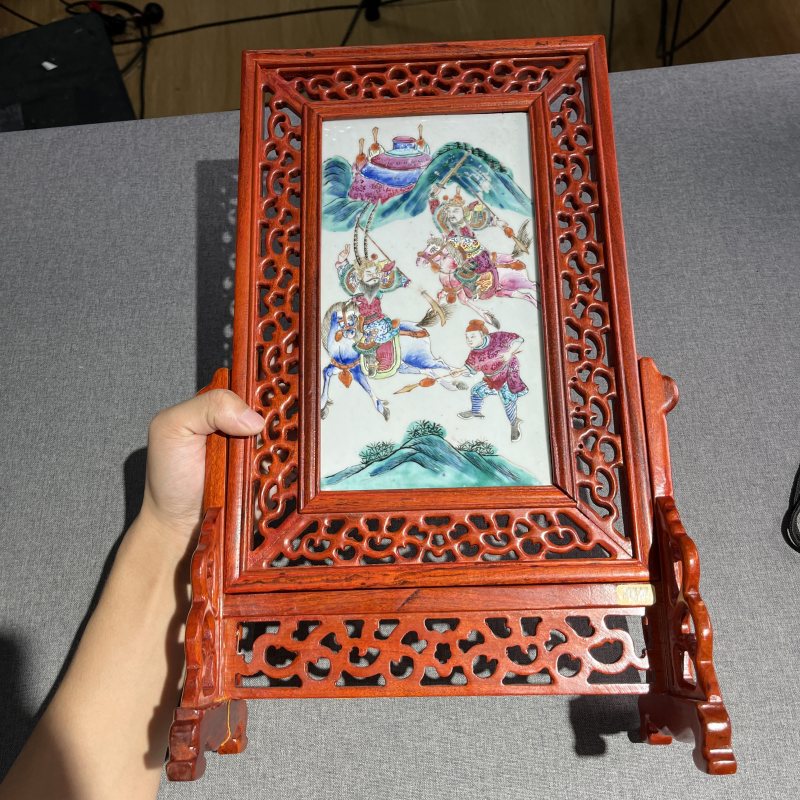 清中期粉彩刀马人物插屏 - 图4