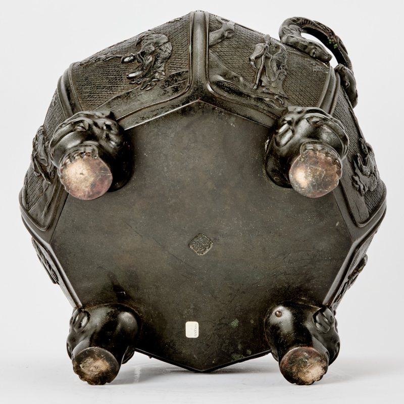A Chinese Cast Bronze Octagonal Jardiniere - 图6