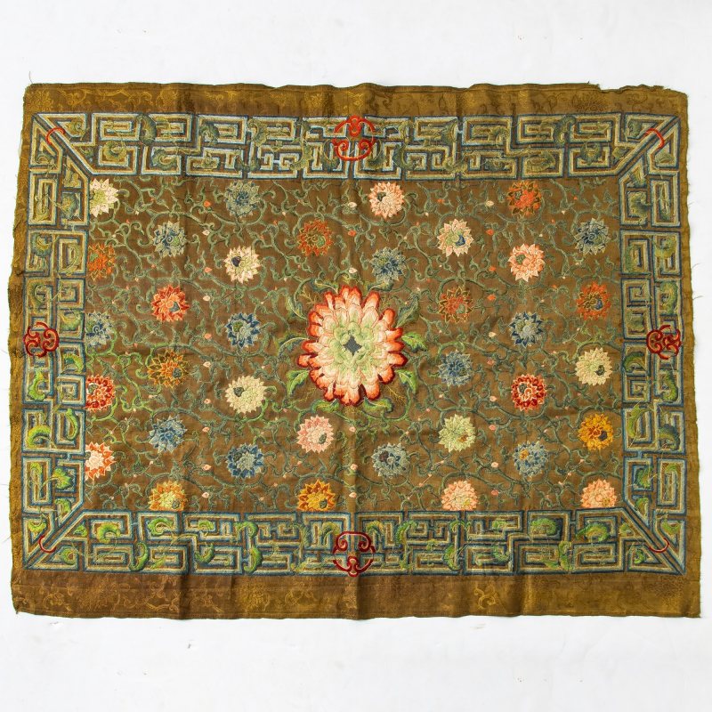 A Chinese Embroidered Silk Panel - 图2