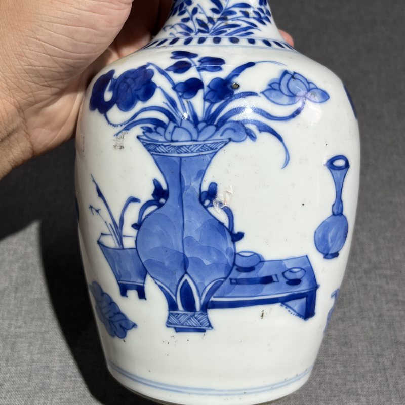 清康熙青花博古蒜头瓶 - 图6