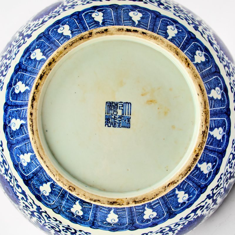 A Chinese Blue and White Porcelain Twin-Handled Vase - 图6