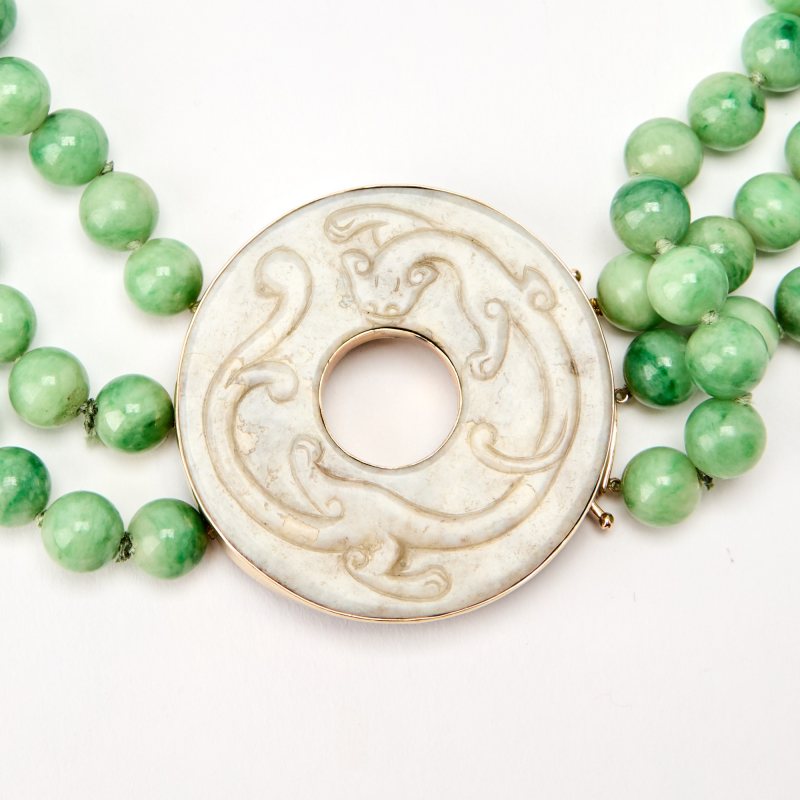 A Chinese Jadeite-Bead Necklace with a Carved White Jade Bi Pendant - 图2