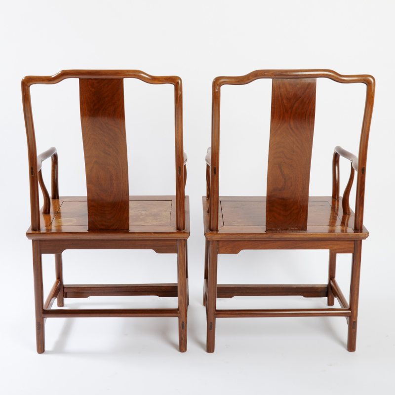 A Pair of Chinese Huanghuali and Mixed Hardwood Yokeback Armchairs, Nanguanmaoyi - 图4