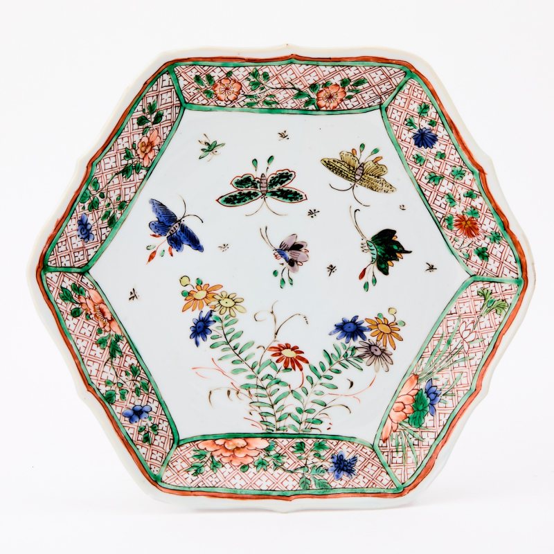 A Pair of Chinese Famille Verte Porcelain Hexagonal Dishes - 图2