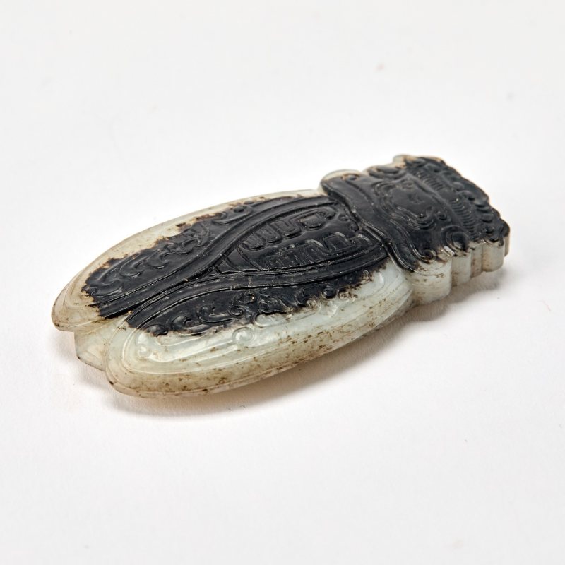 A Chinese Celadon and Black Jade Figure of a Cicada - 图2