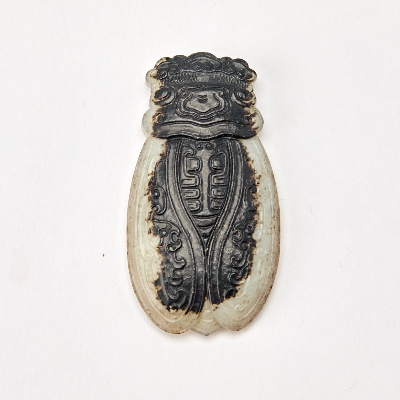 A Chinese Celadon and Black Jade Figure of a Cicada - 图3