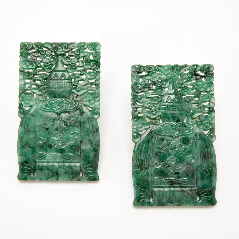 A Pair of Chinese Carved Chloromelanite Jadeite Plaques - 图2