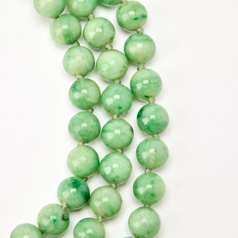 A Chinese Jadeite-Bead Necklace with a Carved White Jade Bi Pendant - 图3