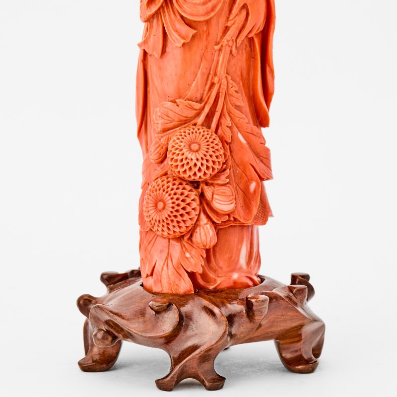 A Chinese Carved Coral Figure of a Meiren - 图4