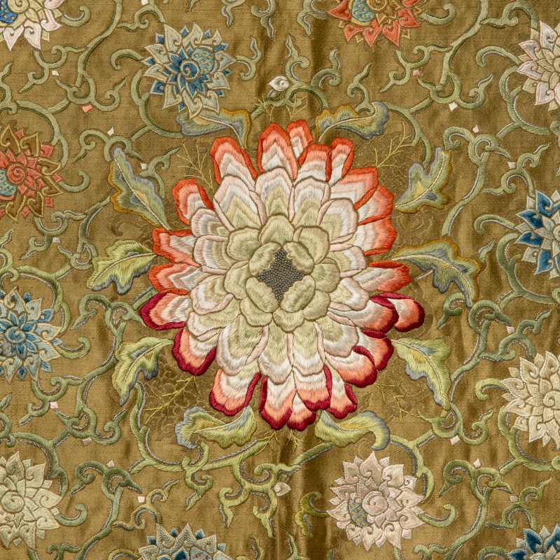 A Chinese Embroidered Silk Panel - 图3