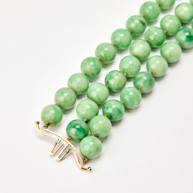 A Chinese Jadeite-Bead Necklace with a Carved White Jade Bi Pendant - 图4